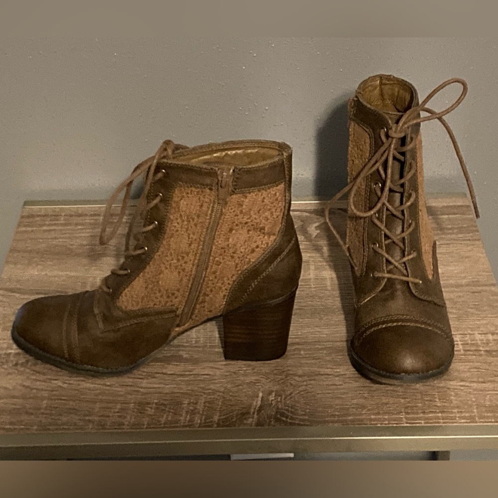 XOXO women's brown booties size 9.

New without box, original price $69.00